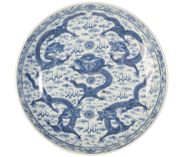A LARGE BLUE AND WHITE PORCELAIN ‘FIVE DRAGON’ CHARGER