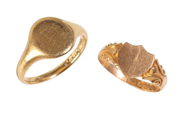 A GENTLEMANS 18CT  YELLOW GOLD SIGNET RING