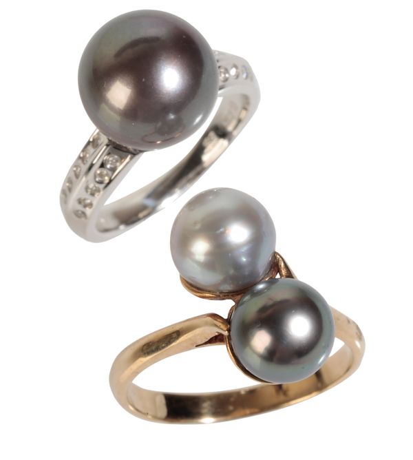 A GREY TONE CULTURED PEARL AND DIAMOND RING