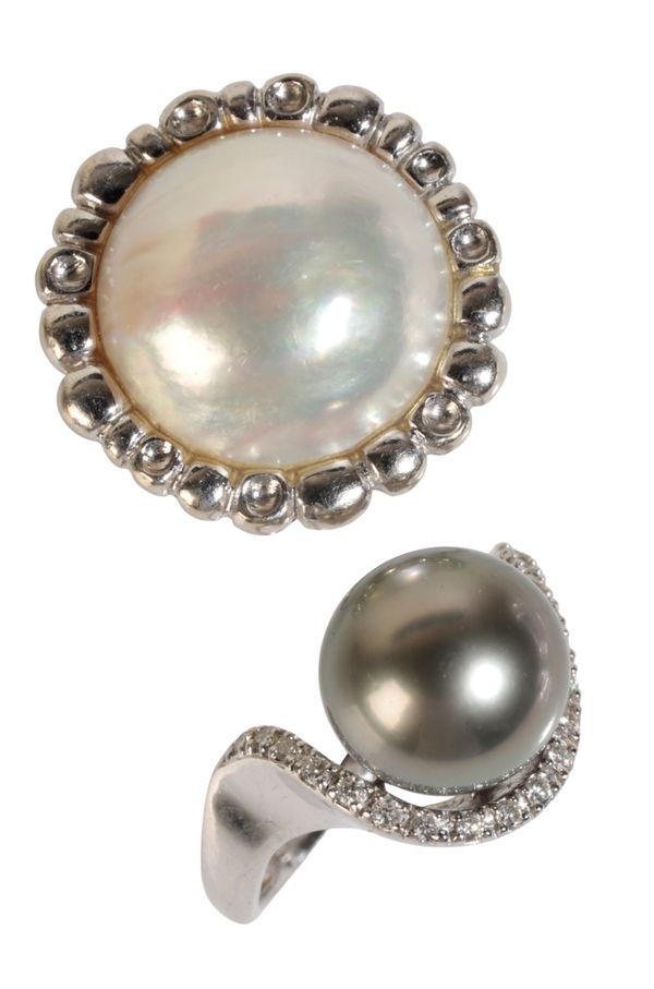 A GREY-BROWN CULTURED PEARL AND DIAMOND  RING