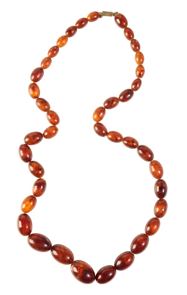 AN AMBER BEAD NECKLACE