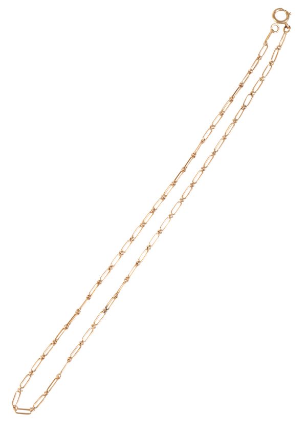 A GOLD CHAIN LINK NECKLACE