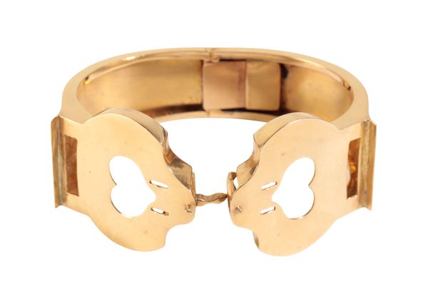 A YELLOW GOLD HINGED BANGLE