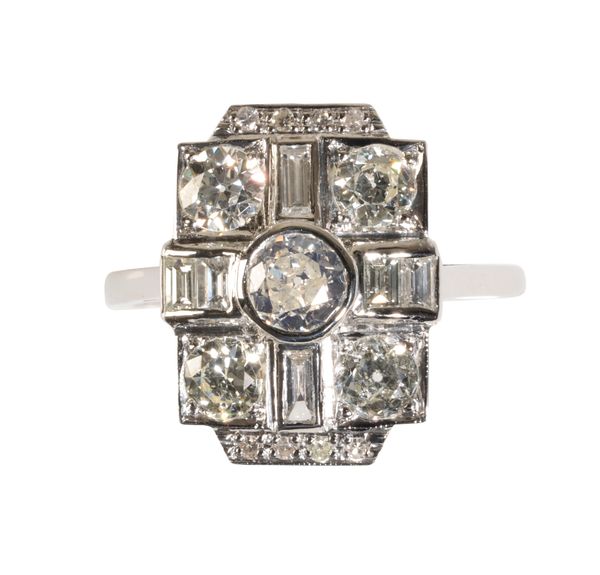 AN ART DECO DIAMOND PLAQUE RING