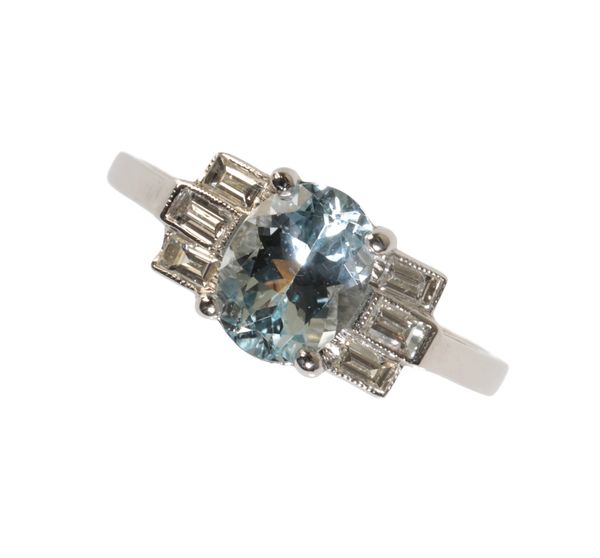 AN AQUAMARINE AND DIAMOND  CLUSTER RING