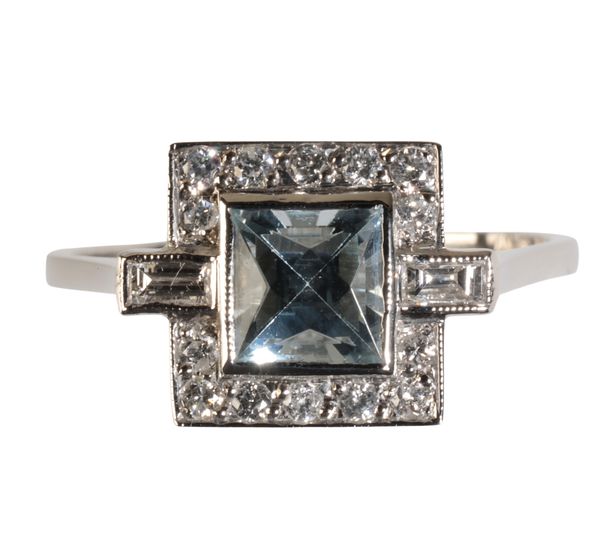 AN ART DECO  AQUAMARINE AND DIAMOND CLUSTER RING