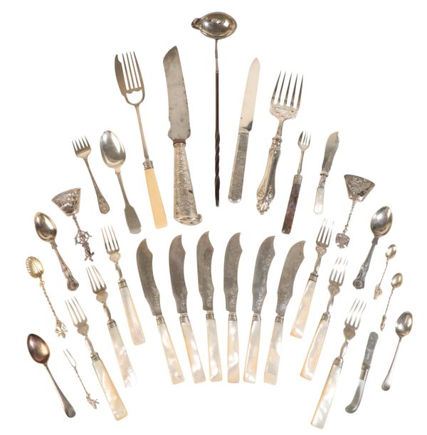 A COLLECTION OF MIXED SILVER CUTLERY