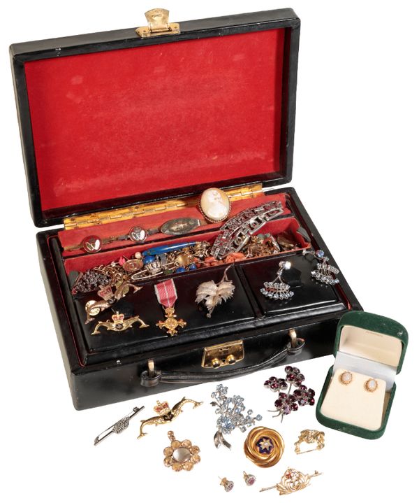 A COLLECTION OF JEWELLERY