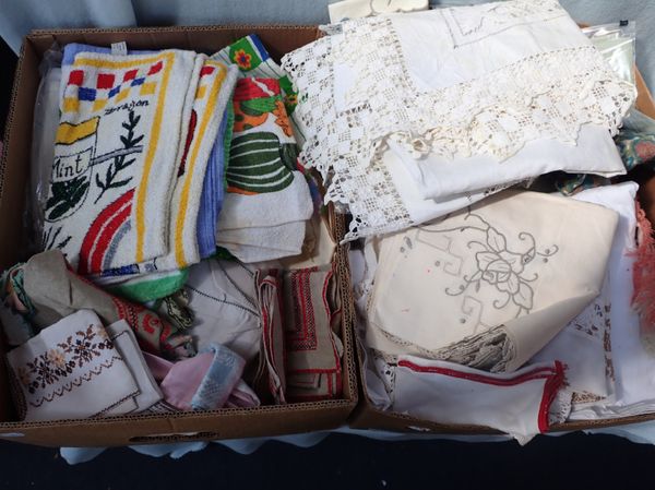 A COLLECTION OF VINTAGE DOMESTIC LINENS