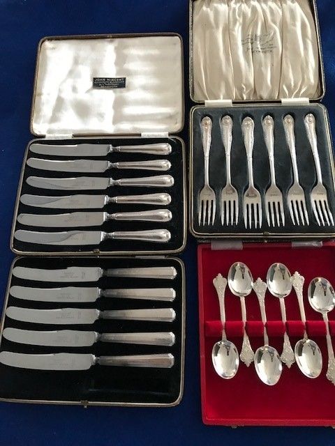 A  CASED SET OF SILVER DESSERT FORKS