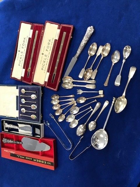 A COLLECTION OF SILVER FLATWARE