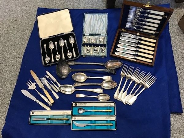 A COLLECTION OF SILVER PLATED FLATWARE