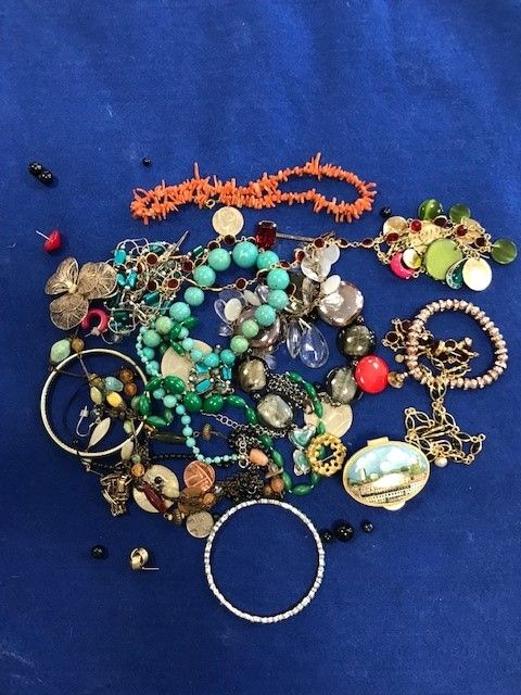 A COLLECTION OF COSTUME JEWELLERY