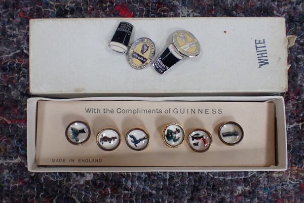 A SET OF VINTAGE 'GUINNESS' BUTTONS