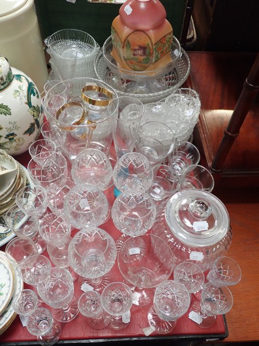 A COLLECTION OF GLASS WARE AND A PAIR OF MASON'S IRONSTONE LAMPS