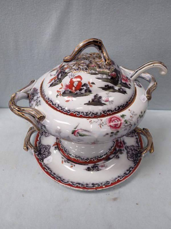 A LARGE VICTORIAN TUREEN