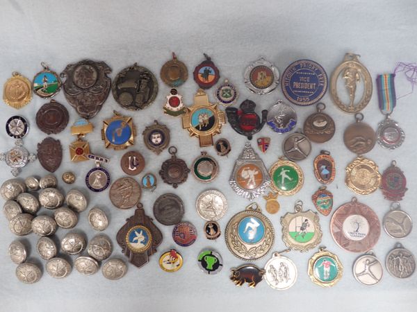 A COLLECTION OF BADGES, BUTTONS, AND MEDALLIONS