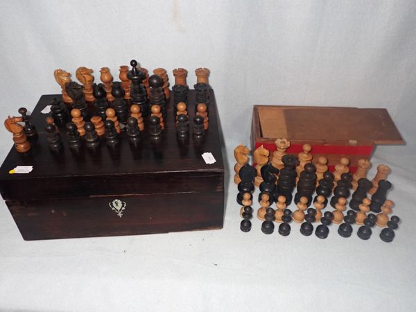 A TURNED WOODEN CHESS SET