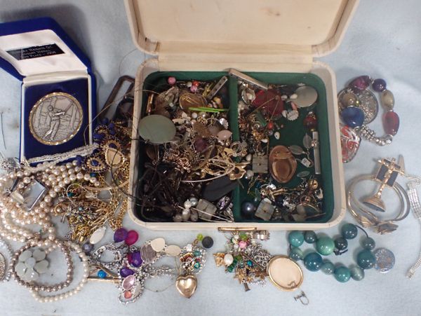 A QUANTITY OF JEWELLERY