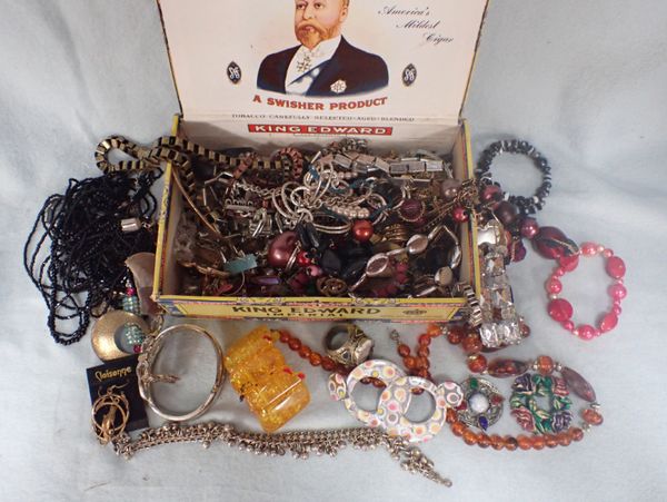 A CIGAR BOX OF JEWELLERY