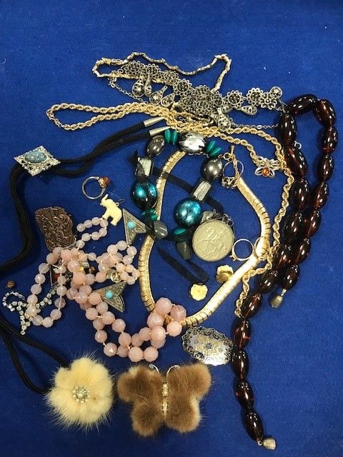 A COLLECTION OF JEWELLERY