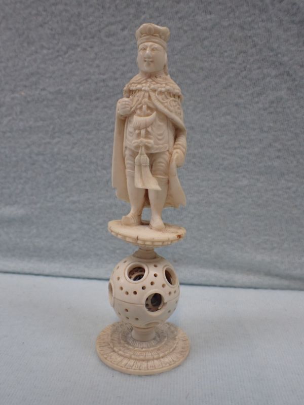 A CHINESE EXPORT FIGURAL CHESS PIECE