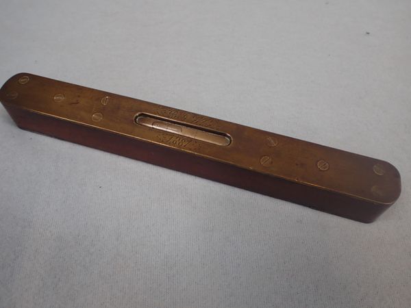 A 19TH CENTURY MAHOGANY AND BRASS SPIRIT LEVEL