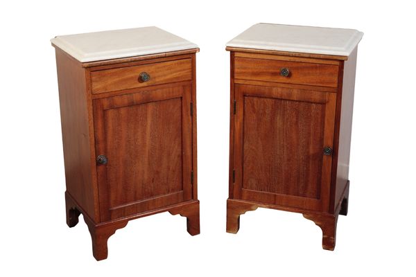 A PAIR OF EDWARDIAN MAHOGANY AND MARBLE TOPPED BEDSIDE CUPBOARDS,