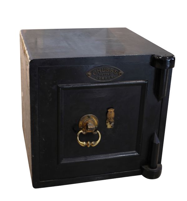 AN EARLY 20TH CENTURY CHUBB'S SAFE