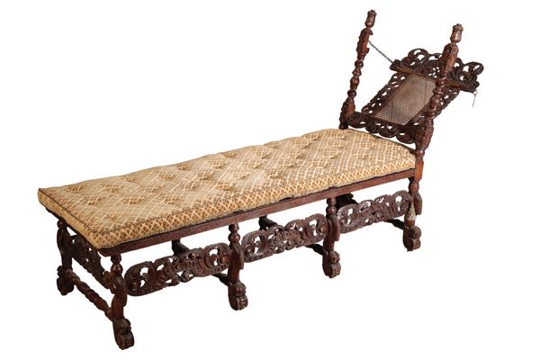 A WILLIAM AND MARY OAK DAYBED