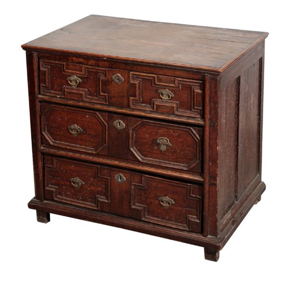 A WILLIAM AND MARY OAK SMALL CHEST OF DRAWERS