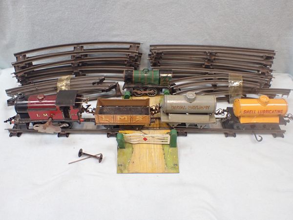 A HORNBY 'O'  GAUGE CLOCKWORK TRAIN SET