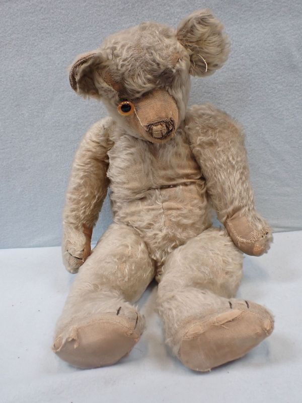 AN ANTIQUE TEDDY BEAR