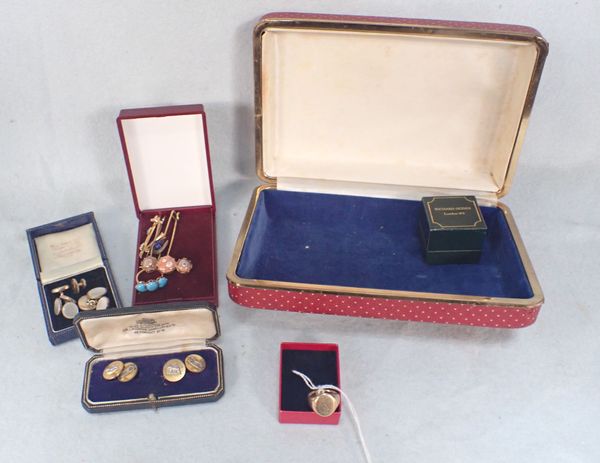 A COLLECTION OF TIE PINS, A 'TURQUOISE' RING, AND BROOCHES