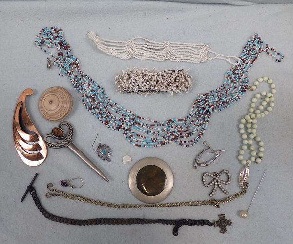 A COLLECTION OF COSTUME JEWELLERY