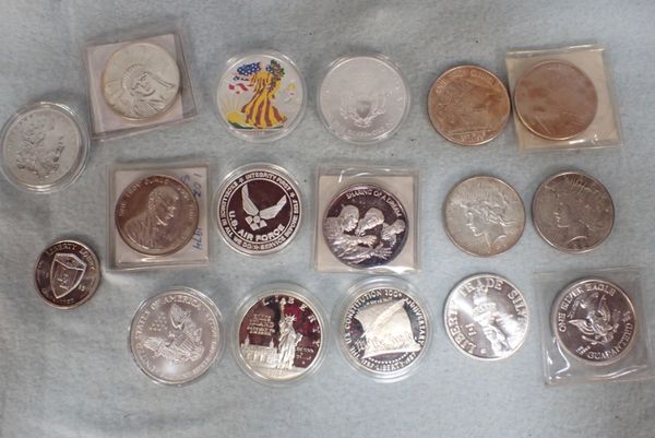 A COLLECTION OF USA SILVER DOLLARS