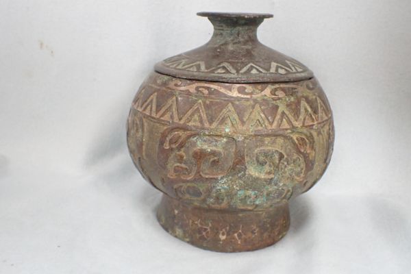 A CHINESE CAST BRONZE VESSEL AND COVER