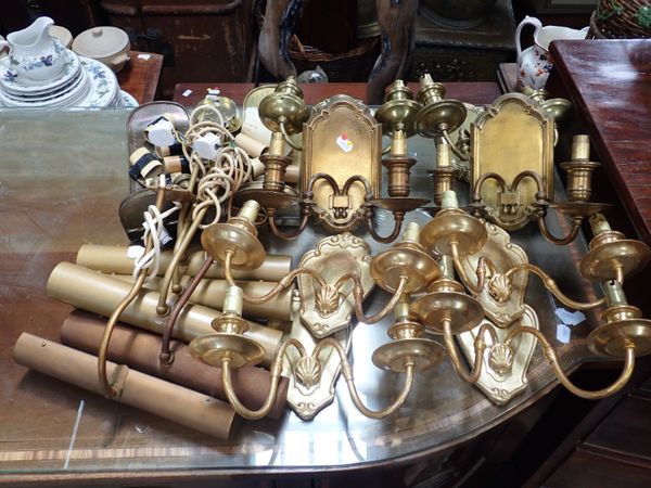 A COLLECTION OF BRASS WALL LIGHTS