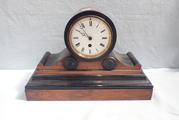 A VICTORIAN MANTEL CLOCK