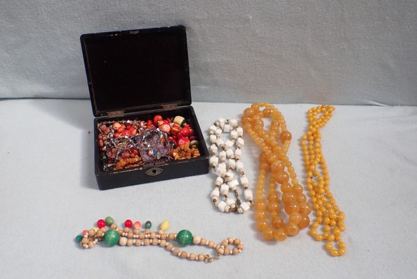 AN AMBER CHIP NECKLACE, AND OTHER JEWELLERY