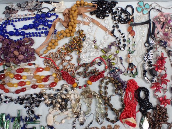 A COLLECTION OF BEAD NECKLACES