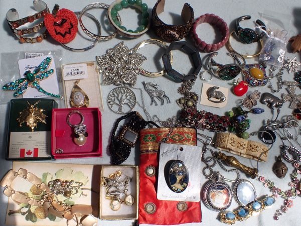 A COLLECTION OF COSTUME JEWELLERY