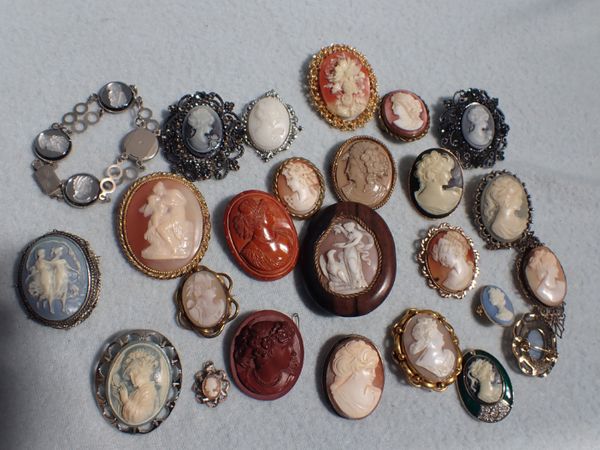 A COLLECTION OF CAMEO BROOCHES