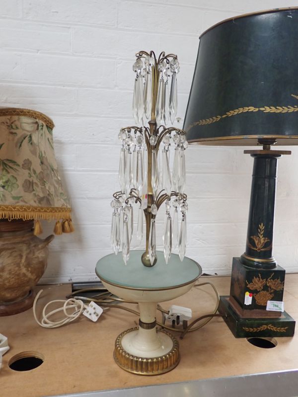 A VINTAGE TABLE LAMP