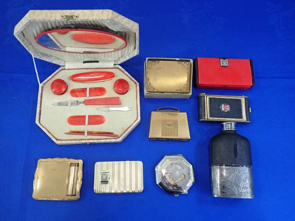 A COLLECTION OF VINTAGE STRATTON COMPACTS