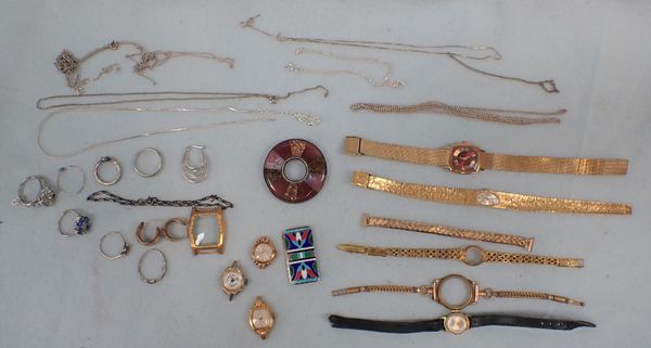 A COLLECTION OF YELLOW AND WHITE METAL JEWELLERY