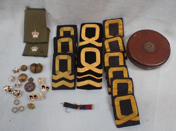 A COLLECTION OF MILITARY BADGES, BUTTONS