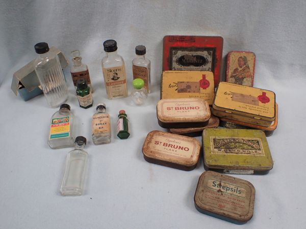 A SMALL COLLECTION OF VINTAGE TINS