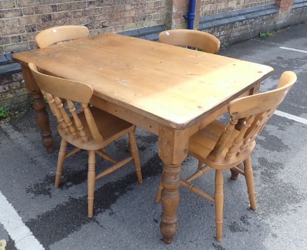 A VICTORIAN STYLE PINE KITCHEN TABLE AND FOUR CHAIRS