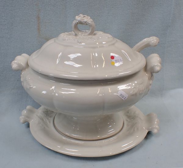 A LARGE WHITEWARE SOUP TUREEN